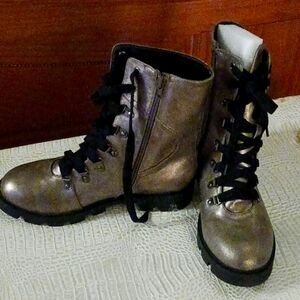 NWOT L4 Woman Boots, Pewter, size 9